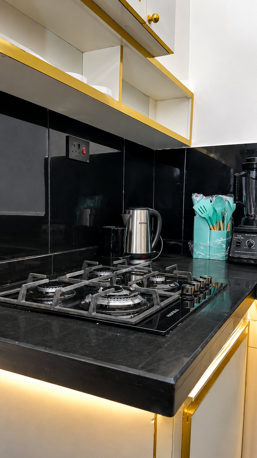 The hob, edged in gold.